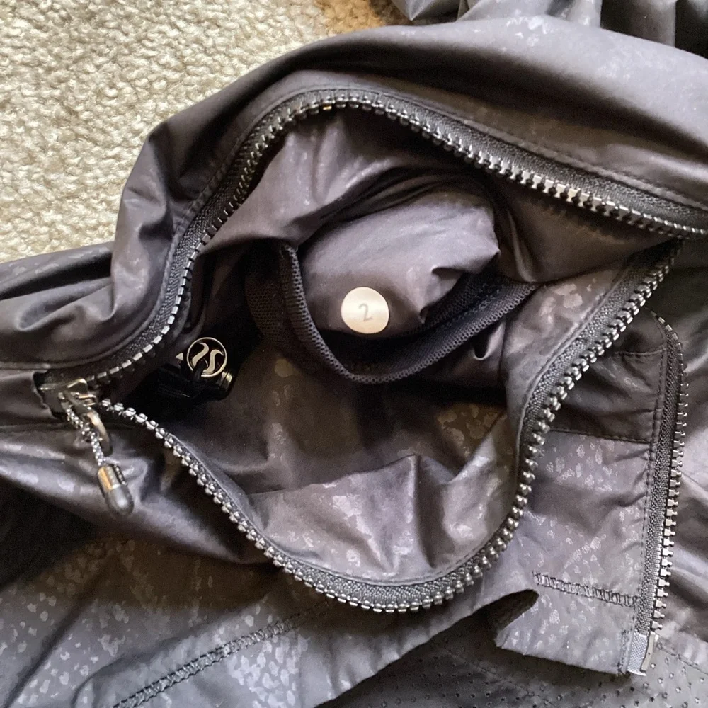 Lululemon Miss Misty Jacket II Desert Snake Embossed Black Rain Coat Hooded XS - Picture 13 of 16